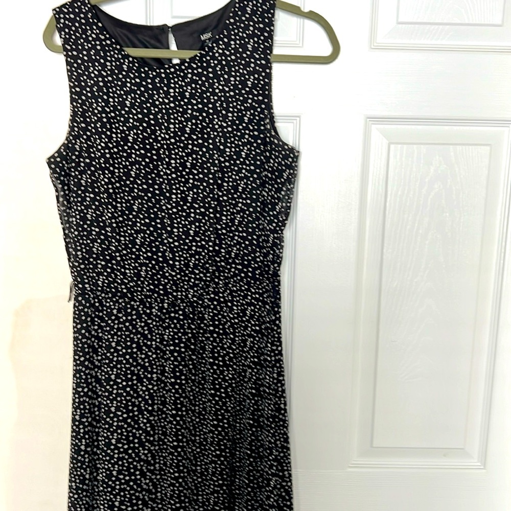 Women’s black and white sleeveless dress